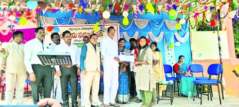 విద్యార్థుల భవిష్యత్తుకు బాటలు వేయండి