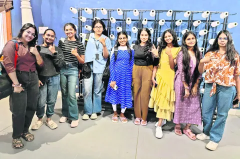 పోచంపల్లిలో ఫ్యాషన్‌ డిజైనింగ్‌ విద్యార్థులు 