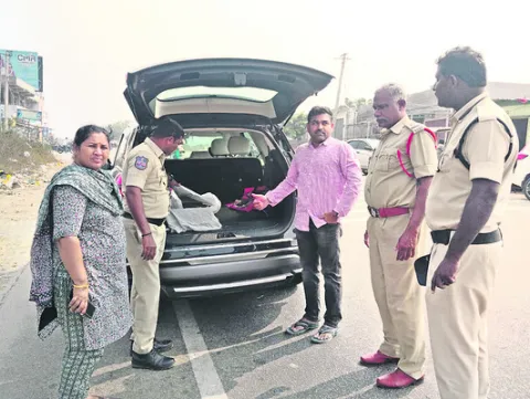 వాహనాల  తనిఖీ ముమ్మరం
