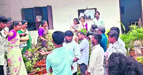 ఆయుష్మాన్‌ కళాశాల వద్ద ఆందోళన 