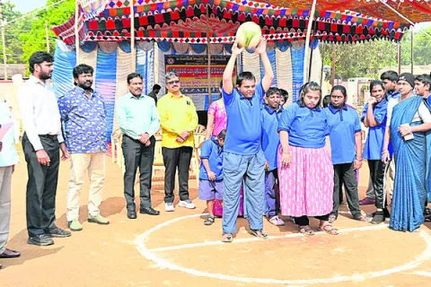 దివ్యాంగులను ప్రోత్సహించాలి