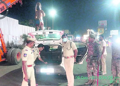 పోలీసుల ఆకస్మిక తనిఖీలు 