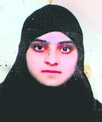 రోడ్డు ప్రమాదంలో  విద్యార్థిని మృతి 
