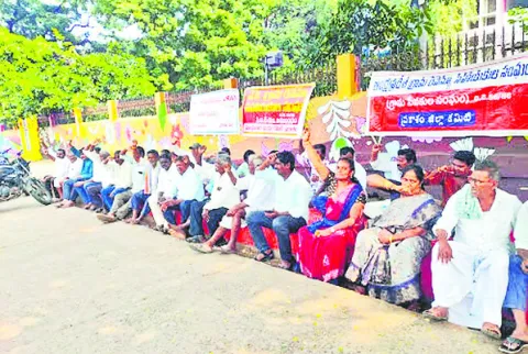 బెత్తెడు జీతంతో వీఆర్‌ఏల బండచాకిరి