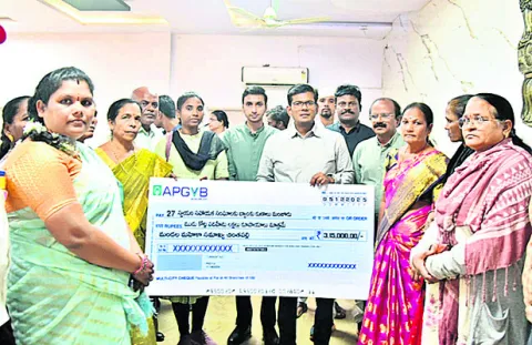 స్వయం సహాయకసంఘాలకు చెక్కుల పంపిణీ
