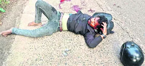 రోడ్డుప్రమాదంలోయువకుడికి గాయాలు
