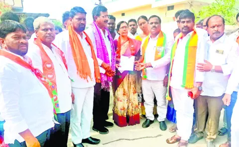 నామినేషన్‌ కేంద్రాల పరిశీలన
