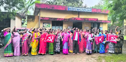 వేతనాలు చెల్లించకుంటే బతికేదెలా? 