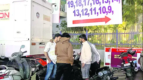 స్టేడియం పరిసరాల్లో బ్లాక్‌ టికెట్ల విక్రయాలు