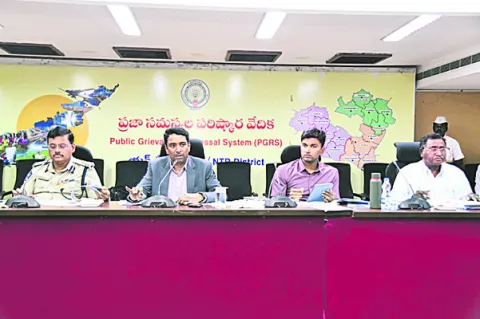 రోడ్డు ప్రమాదాలను నియంత్రించాలి 