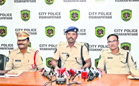 డిపాజిట్లు మళ్లించి.. ఆస్తులు కూడబెట్టి..