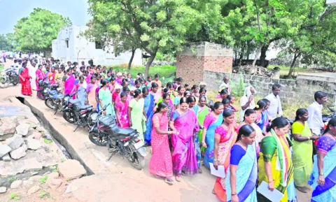 చివరిరోజు.. నామినేషన్ల జోరు 