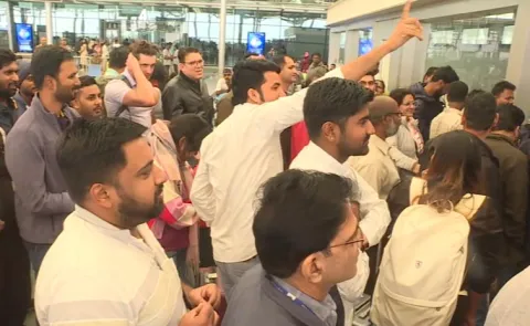 Indigo Airline Passengers Protest At Shamshabad Airport
