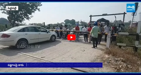 Car Stuck on Railway Track at Peddapalli District 1