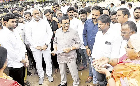 YSRCP Leaders Support victims of house demolitions