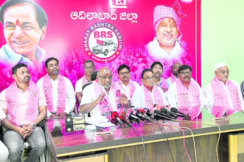 ‘సీఎంను ఎందుకు పొగుడుతున్నవ్‌’