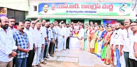 అన్నదాతను ఆదుకునే మనసు లేదు 