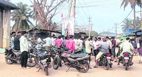 దేవుని ఫ్లెక్సీకి నిప్పు