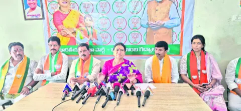 గద్వాల కోసం ఏం సాధించారో ఎమ్మెల్యే చెప్పాలి 