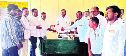 ఎకరాకు రూ.50 లక్షలు ఇవ్వండి