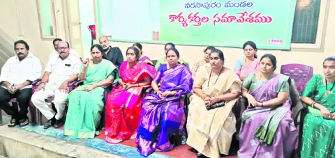 పేదల బతుకుల్లో చెత్త పోస్తారా? 