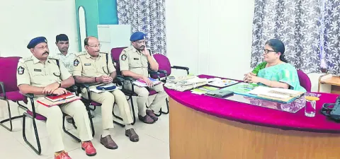 కేసుల పరిష్కారానికి పోలీసులు సహకరించాలి 