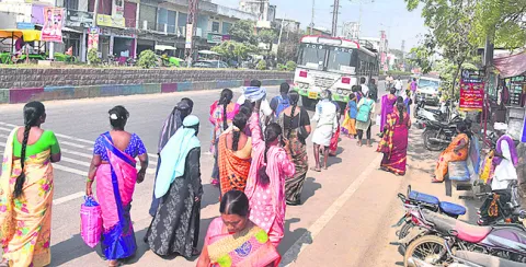 ప్రయాణికులు.. అవస్థలు 