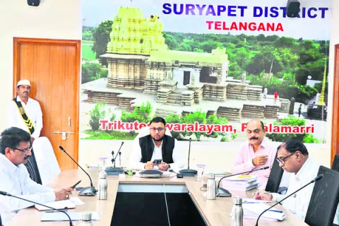 మూడో విడతకు ఏర్పాట్లు  చేసుకోవాలి : కలెక్టర్‌ 