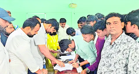 ‘సంతకమే’ సమర శంఖం