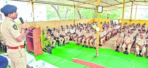 హోంగార్డు సేవలు ప్రశంసనీయం