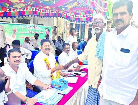 వైద్య కళాశాలల ప్రైవేటీకరణను సహించం 