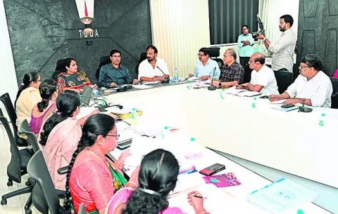 అభివృద్ధి పనులకు ప్రాధాన్యత ఇవ్వండి