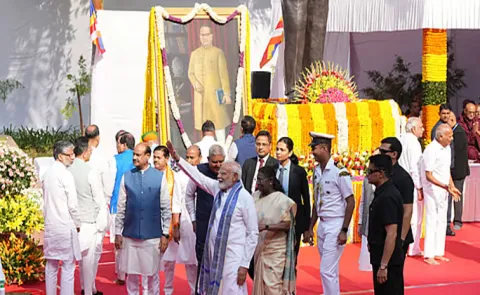 President Droupadi Murmu and PM Modi Pay Tribute To Dr BR Ambedkar On His Death15