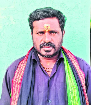 క్యాష్‌ ఇవ్వకుండానే కటింగ్‌ పెట్టాడు..
