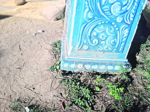 ఒరిగిన చెన్నకేశవస్వామి ఆలయ ముఖద్వారం 
