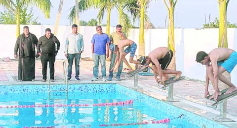 ఉత్సాహంగా జిల్లాస్థాయి స్విమ్మింగ్‌ పోటీలు