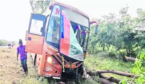 అదుపుతప్పిన ట్రావెల్స్‌ బస్సు 