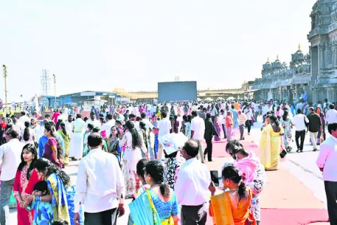 యాదగిరీశుడి క్షేత్రంలో కోలాహలం