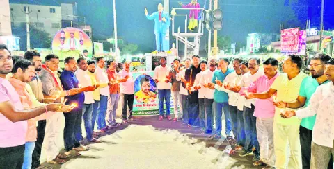 కొవ్వొత్తులతో నివాళి