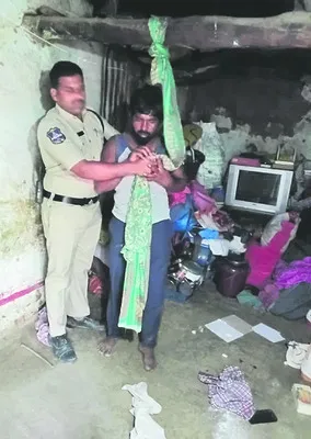 యువకుడి ఆత్మహత్యాయత్నం 