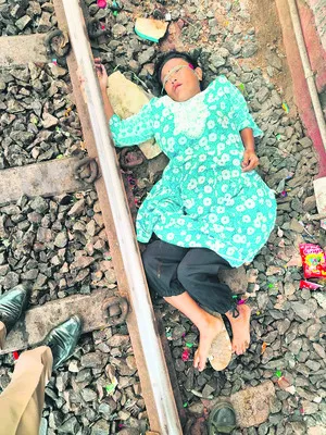 రైలెక్కుతుండగా.. 