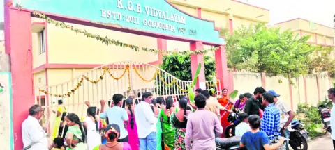 పిల్లలను చూడనీయడం లేదు... 