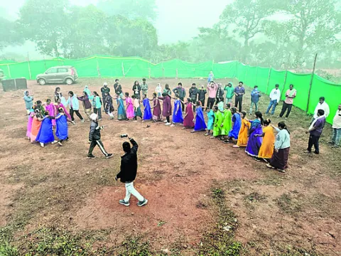 థింసా నృత్యంతోపర్యాటకులకు వినోదం 