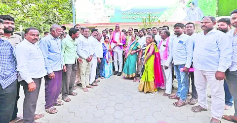 ఏకగ్రీవ స్ఫూర్తితో అభివృద్ధి చేయండి