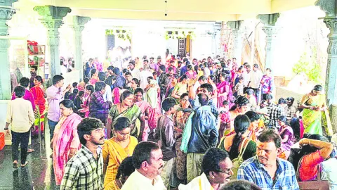 లోవకు పోటెత్తిన భక్తులు