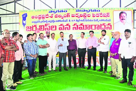 నిరంతర శ్రామికులు పాత్రికేయులు