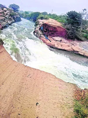 తెగిన పీఏబీఆర్‌ కుడికాలువ గట్టు 