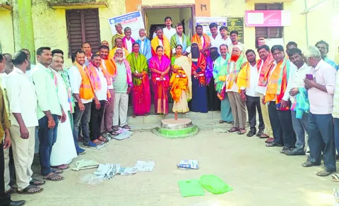 ధ్రువీకరణపత్రాలతో నూతన సర్పంచులు 