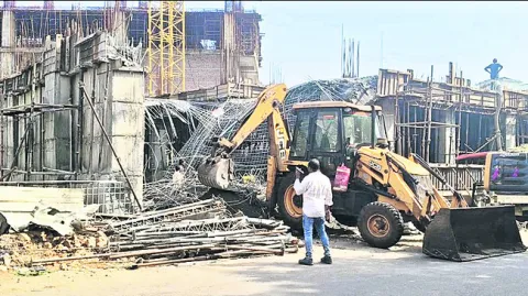 కూలిన షాపింగ్‌ మాల్‌ స్లాబ్‌ 
