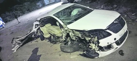 కారు అదుపుతప్పి డివైడర్‌ను ఢీకొట్టి 